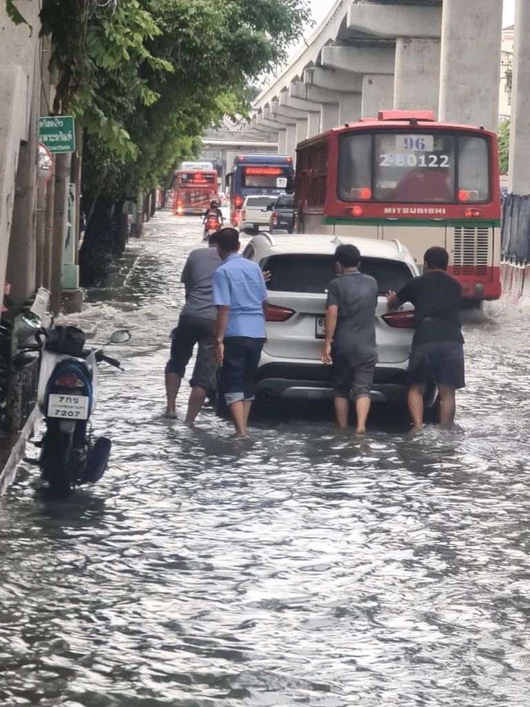 น้ำท่วม ฝนถล่ม