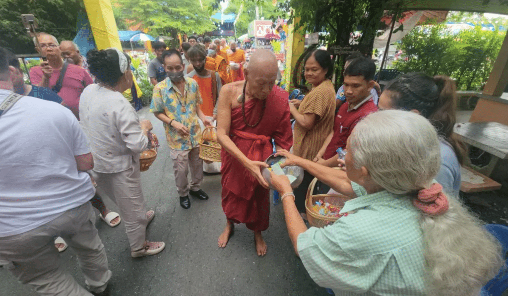 สาธุชนแห่ร่วม