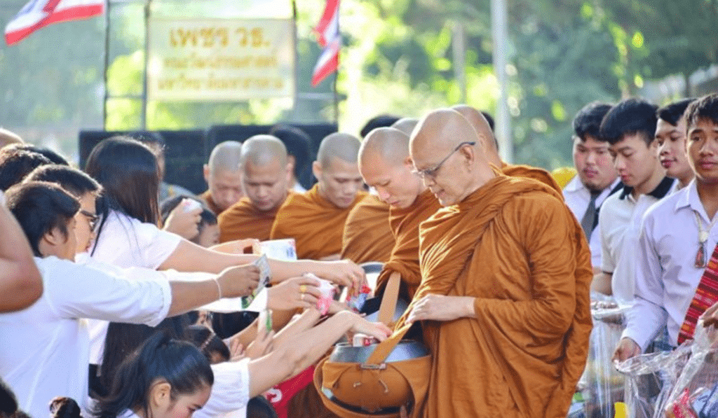 สาธุชนแห่ร่วม