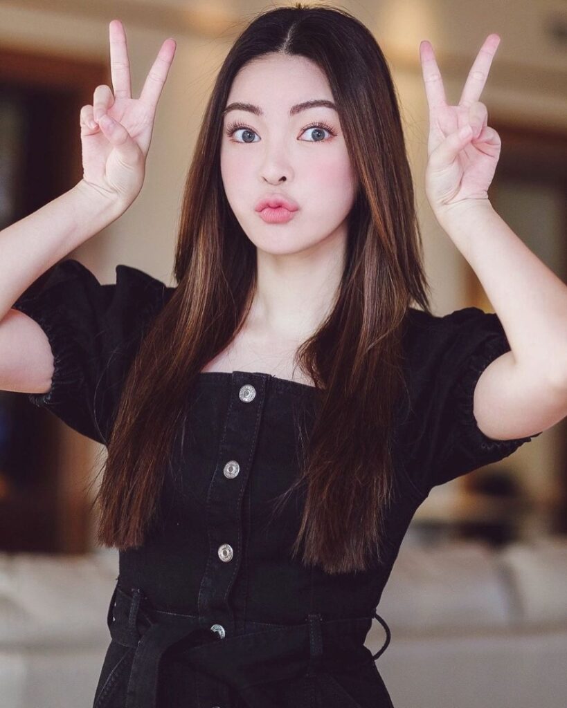 เอวา โพสต์ภาพ