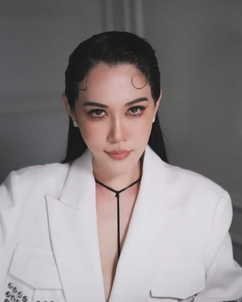 เมย์ เฟื่องอารมย์ไลฟ์สด