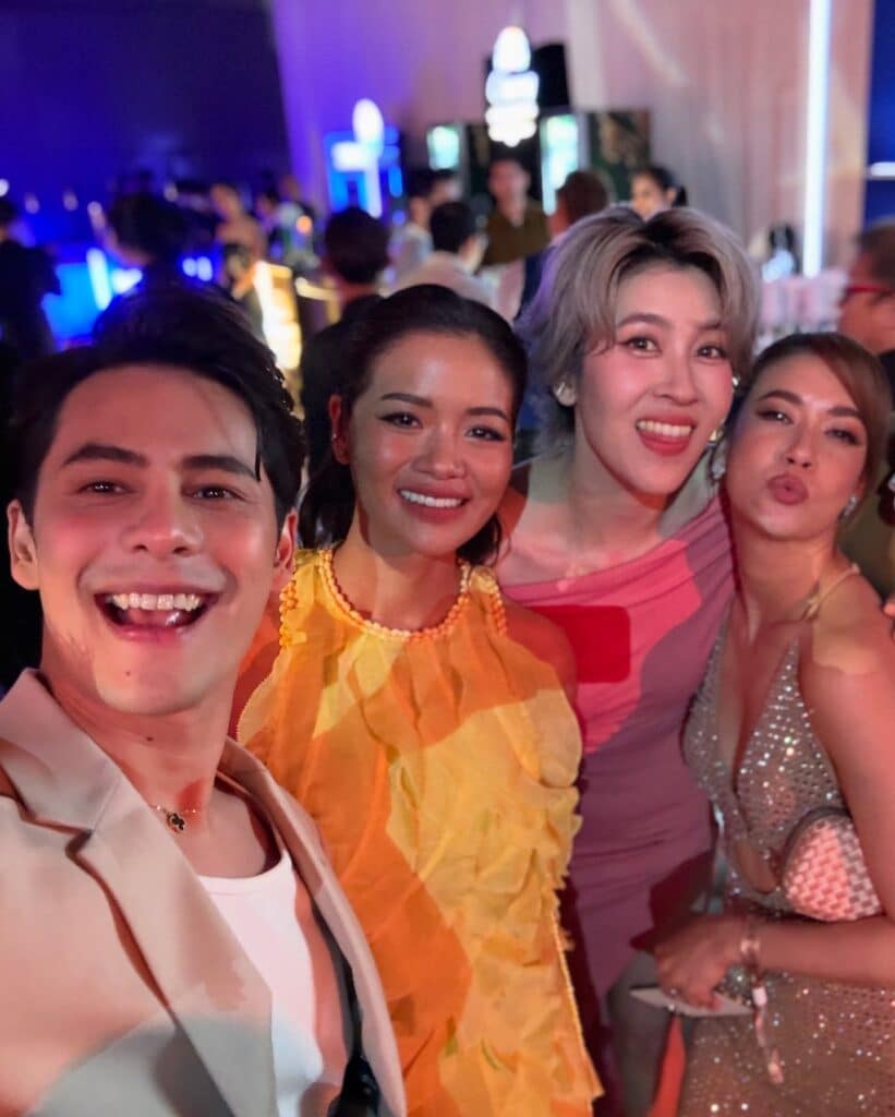 เชียร์ ฑิฆัมพร คลั่งรัก