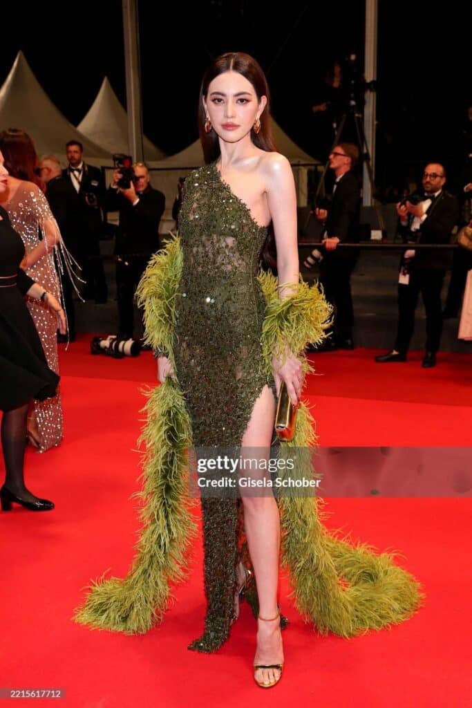 ใหม่ ดาวิกา สวยสง่า