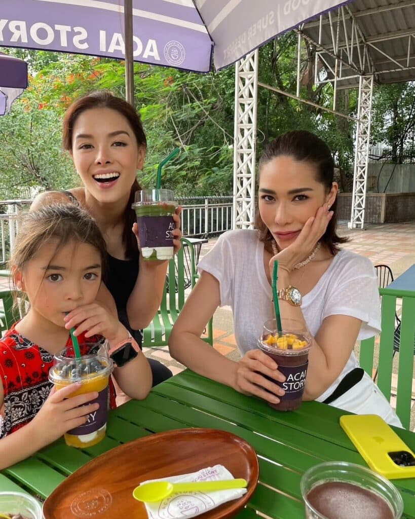 พลอย เฌอมาลย์ ขับรถ