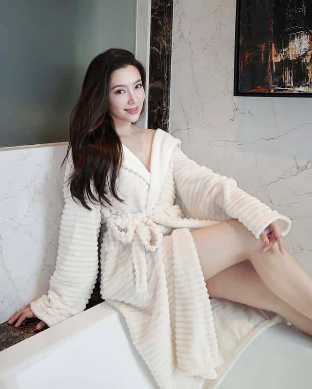 เบลล่า ใส่ชุดคลุม