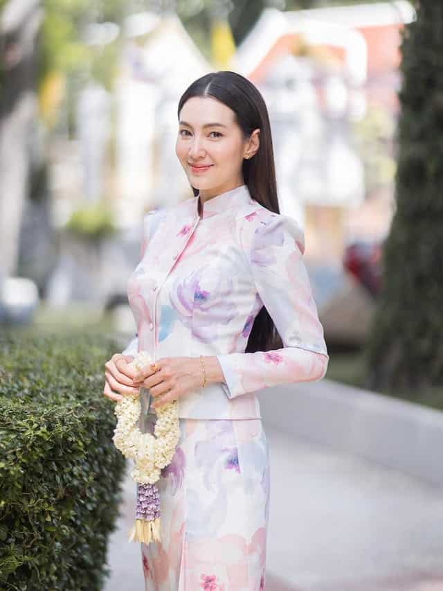 เบลล่า ใส่ชุดคลุม