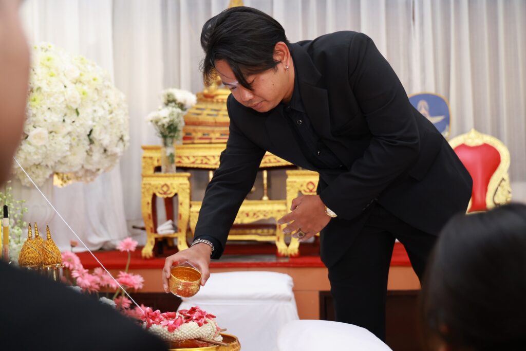 หน่อง ธนา กอดปลอบ