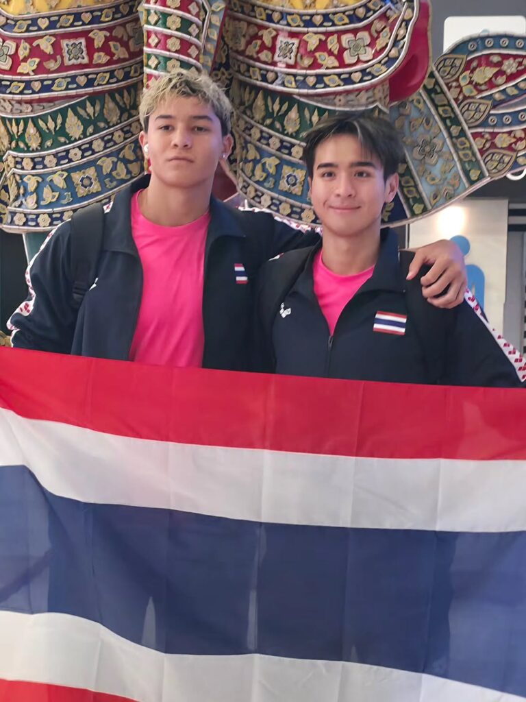 สองฉลามหนุ่มหล่อ