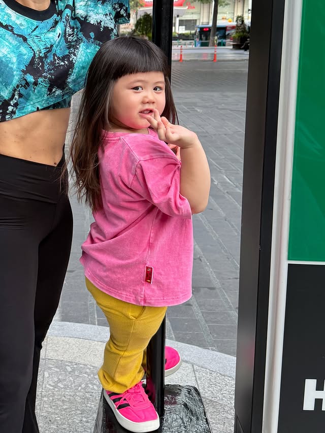 แอน ทองประสม โพสท่า