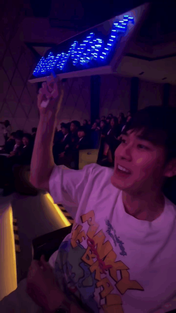 น้องวันใหม่ ร้องเพลง