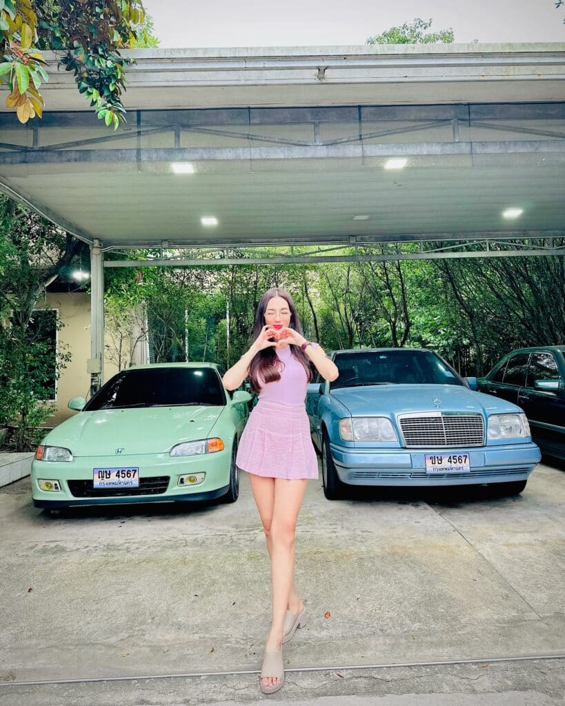 อ๋อม สกาวใจ ยืนถ่ายรูป