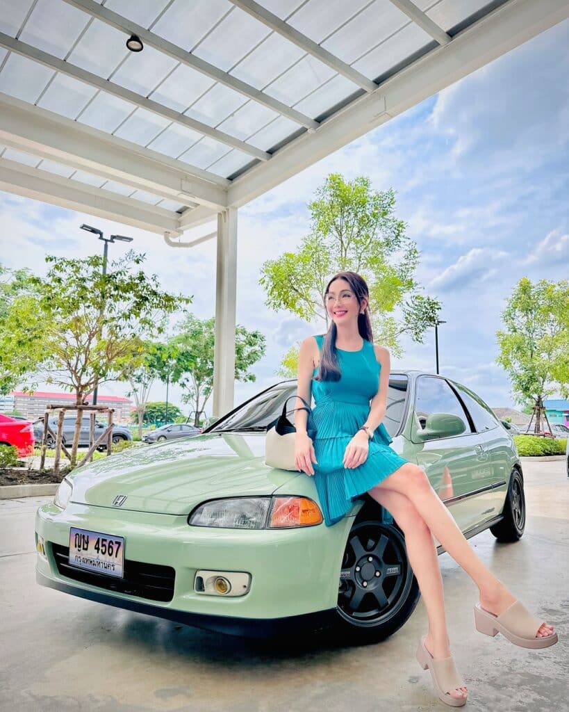 อ๋อม สกาวใจ ยืนถ่ายรูป