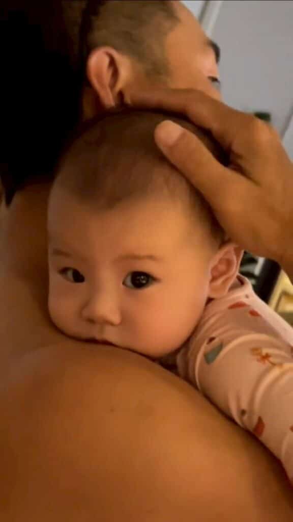 โจอี้ บอย ร้องเพลง