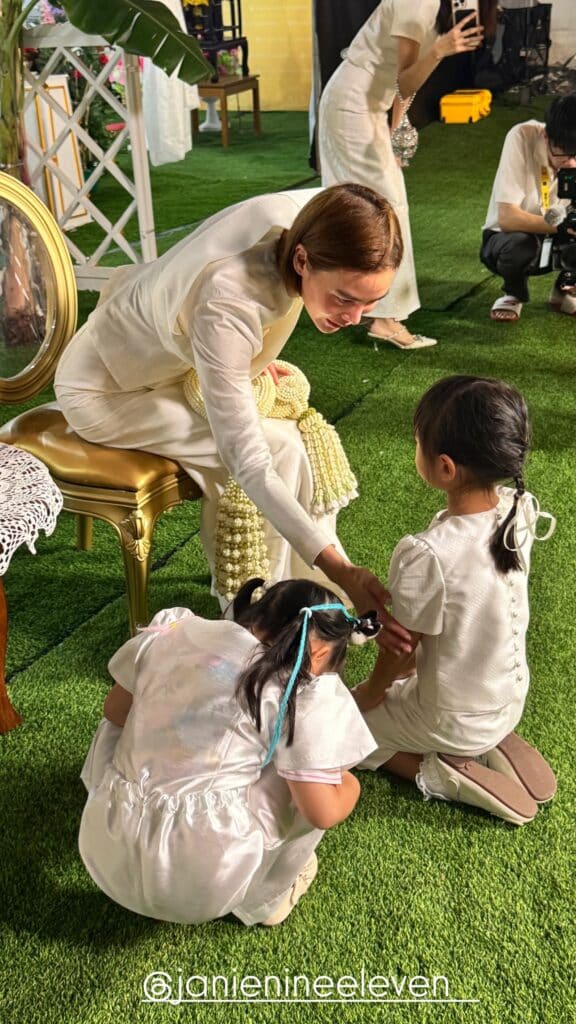 น้องโนล่า ก้มกราบเท้า