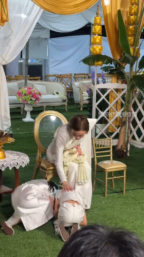 น้องโนล่า ก้มกราบเท้า
