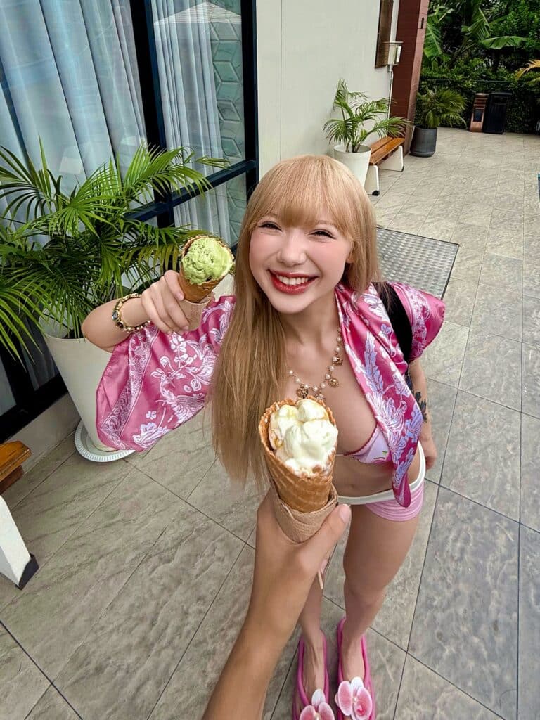 พลอยชมพู เสิร์ฟ