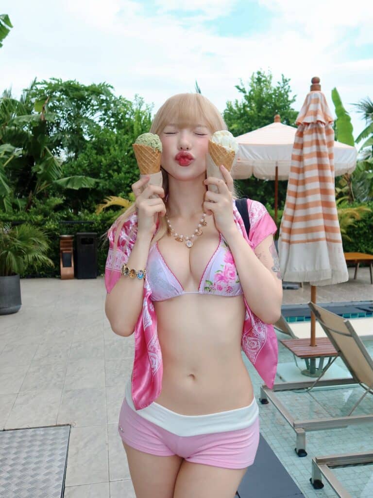 พลอยชมพู เสิร์ฟ