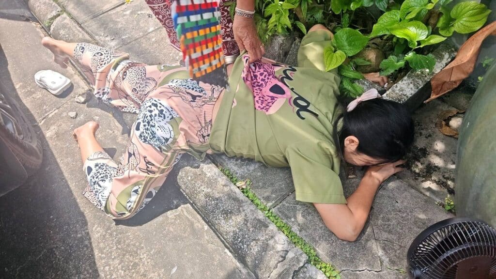 ฝน ธนสุนทร ลื่นล้ม