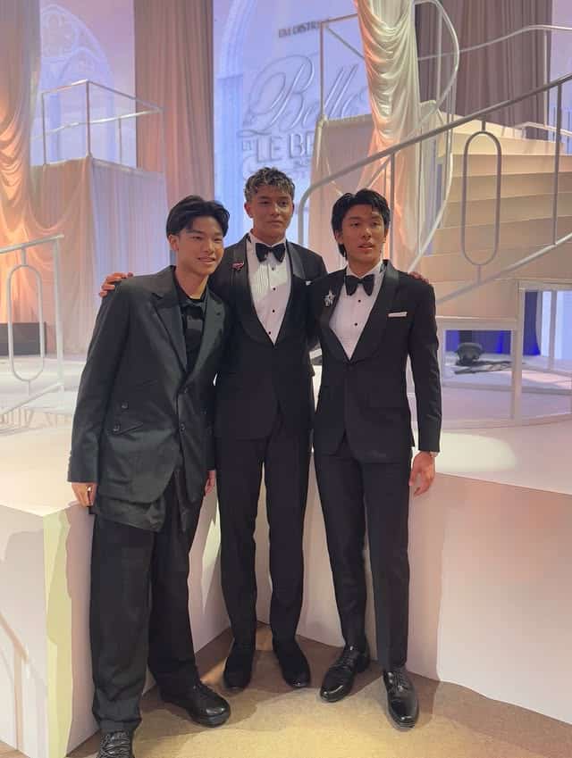 คุณแม่ยิ้มแก้มปริหน่อย