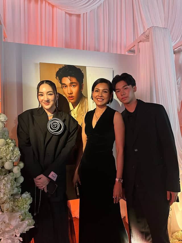 คุณแม่ยิ้มแก้มปริหน่อย