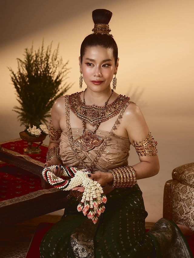 กบ พิมลรัตน์ แต่งชุดไทย