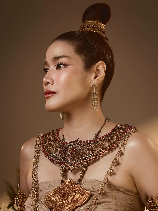 กบ พิมลรัตน์ แต่งชุดไทย