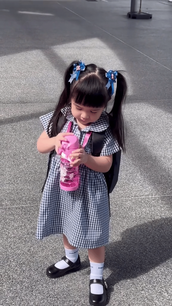 น้องยูจิน ในชุดนักเรียน
