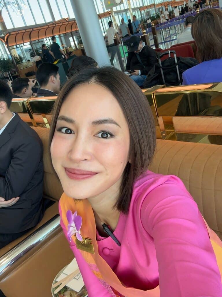 พลอย พชรา โลกเป็นสีชมพู