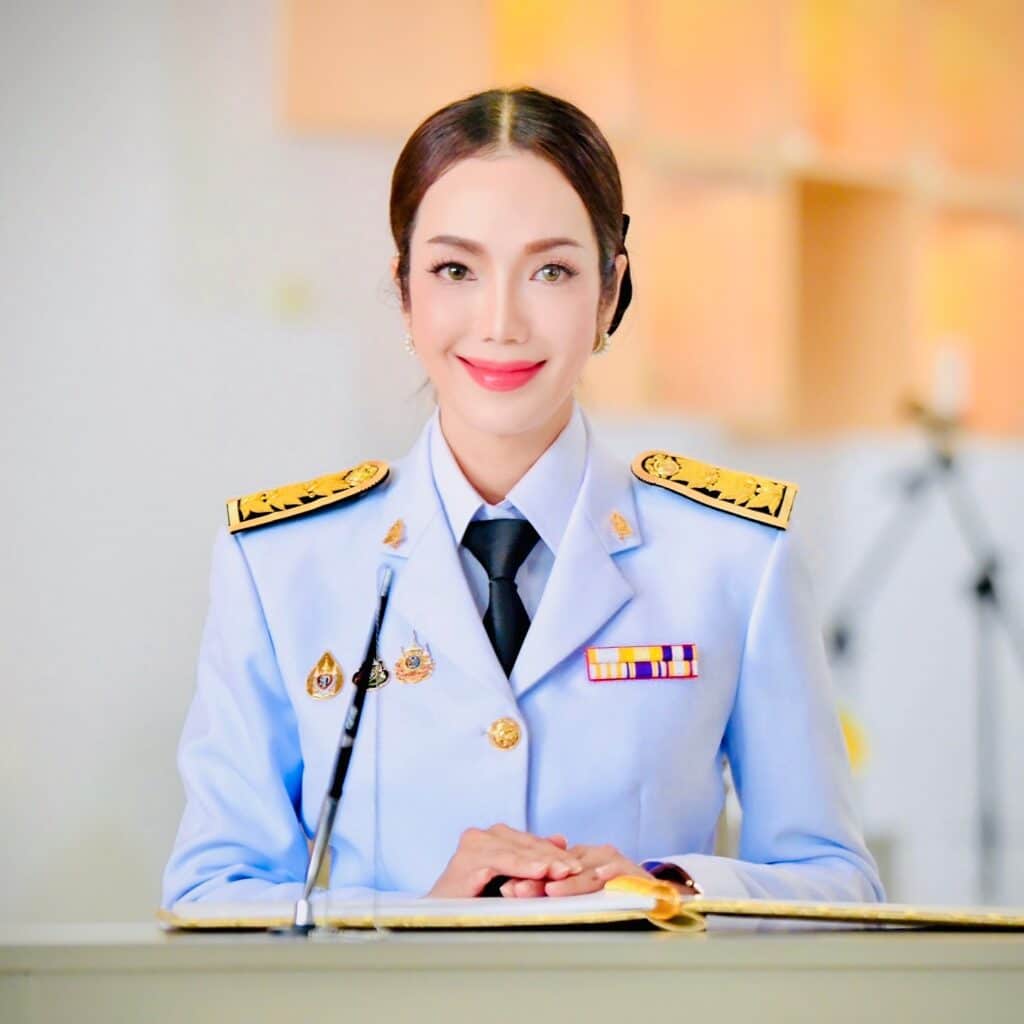 อ๋อม สกาวใจ ร่ายยาว