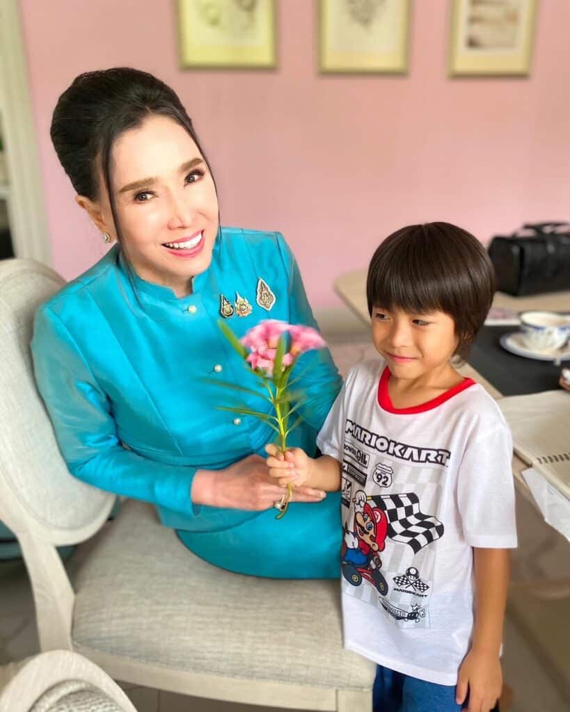อาภัสรา หงสกุล
