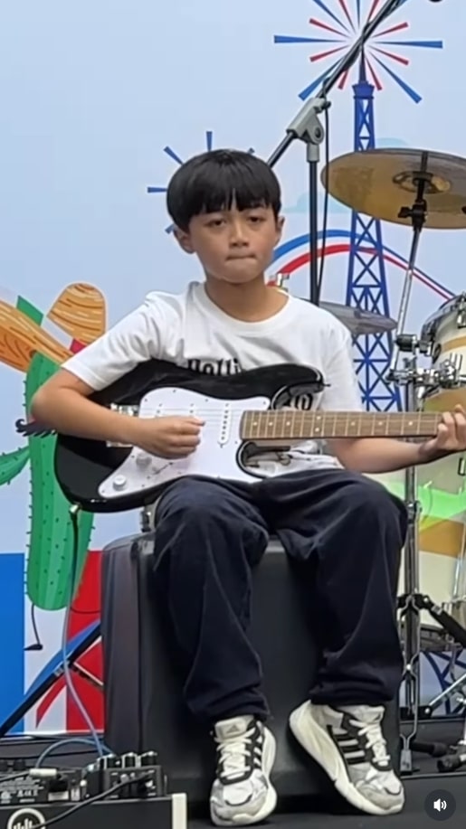 พี่พายุ เล่นกีต้าร์