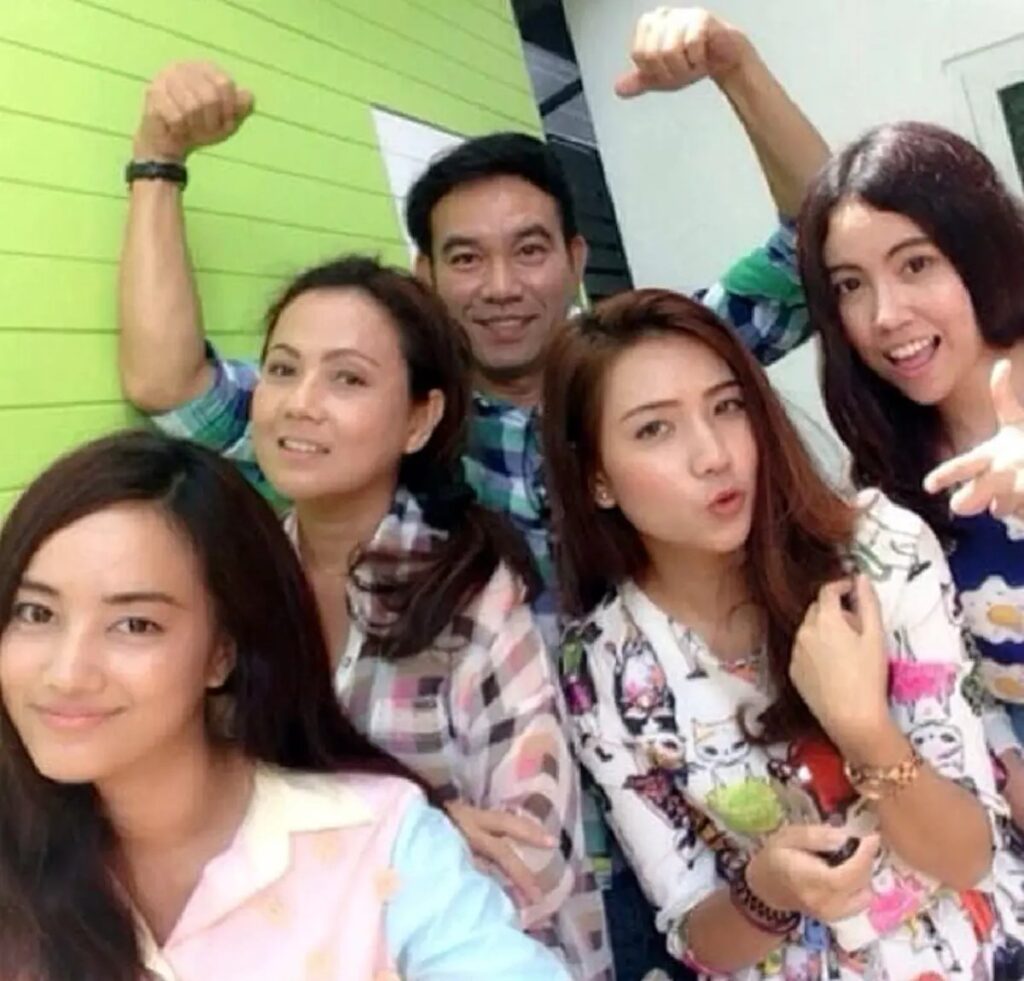 แจกัน ปอถักทอง