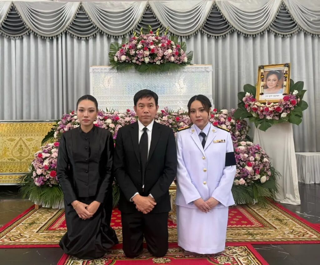 แจกัน ปอถักทอง