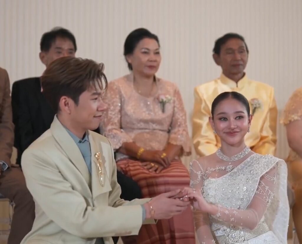 นุ่น ดำดง
