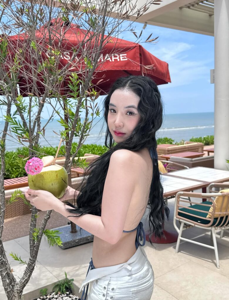พลอย มงกุฎเพชร
