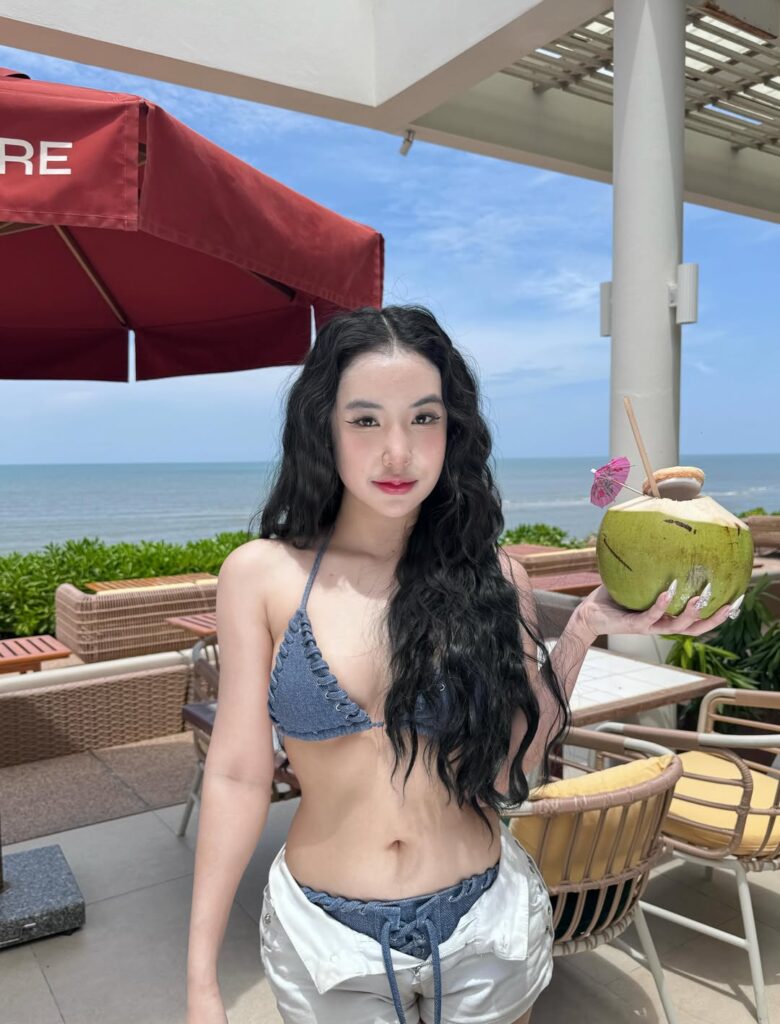 พลอย มงกุฎเพชร