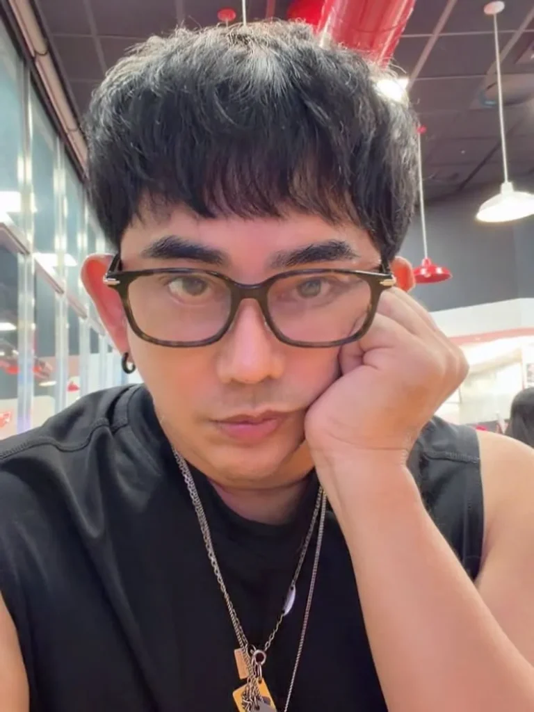 พชร์ อานนท์